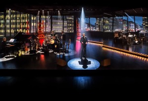 MEDVERKANDE PÅ SCENEN Medverkande Rikard Wolff - Kapellmästare Johan Graden Musiker Sofia Winiarski Musiker Oskar Schönning Musiker Per "texas" Johansson Musiker Konrad Agnas PRODUKTION Med sånger av Jacques Brel Regi Rikard Wolff Regi, scenograf & ljus Linus Fellbom Kostym Julia Przedmojska Mask Maria Reis Kapellmästare Johan Graden Projektioner Sebastian Kihlstrand