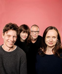 Rasmus Luthander, Emma Mehonic, Hannes Meidal och Maria Kulle medverkar i Ensam och Esmeralda Foto Roger Stenberg