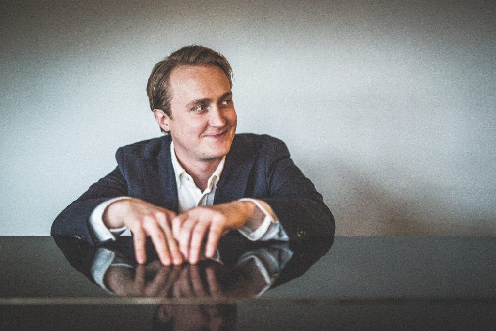 Vinnare av internationell sångtävling skivdebuterar – Intervju och ...