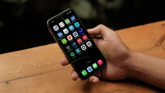 Tvinnor använder sociala medier i högre grad än män för mode- och shoppingappar män dominerar inom investering och nyhetsappar