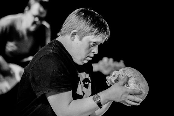 Hamlet möter Lejonkungen i personligt gästspel på Dramaten