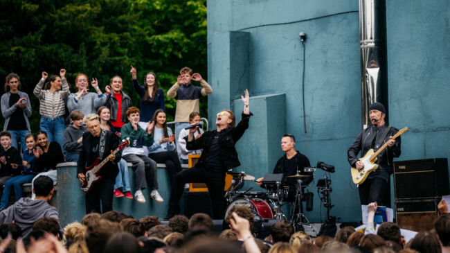U2 firade 50 år genom att återvända till skolan där bandet bildades